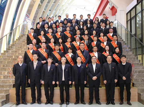 0223环保集团召开年度工作会议暨赞美大聚合影依恋.jpg